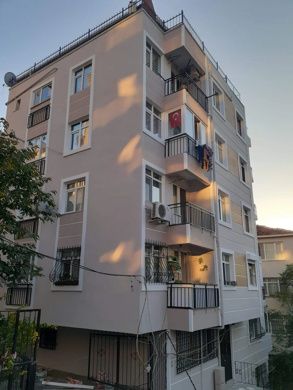 Dış cephe mantolama sonrası — yenilenmiş bina